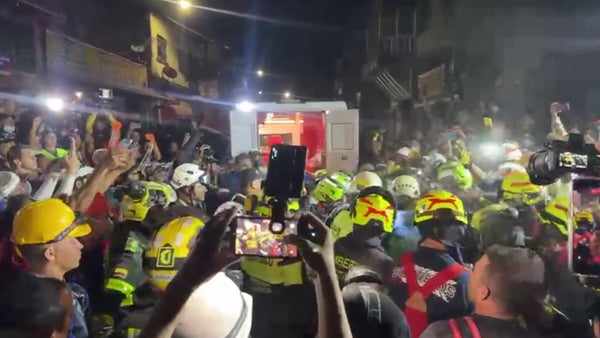 Rescatan a Daniela Largo, la joven atrapada bajo los escombros en Pereira tras el terremoto Rescatan a Daniela Largo, la joven atrapada bajo los escombros en Pereira tras el terremoto