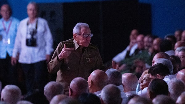 Reaparece Raúl Castro en público en homenaje a su hermano Fidel en La Habana Reaparece Raúl Castro en público en homenaje a su hermano Fidel en La Habana