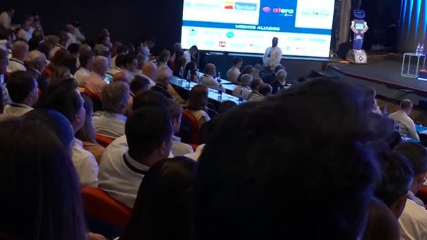 Empresarios colombianos donan $13.000 millones para atender emergencia del terremoto Empresarios colombianos donan $13.000 millones para atender emergencia del terremoto