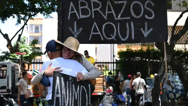 Donatón de abrazos para las víctimas del terremoto en el lugar de la tragedia en Cali Donatón de abrazos para las víctimas del terremoto en el lugar de la tragedia en Cali