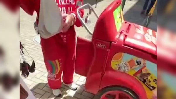 Vendedor de helados llegó con su carrito y unas latas de sardinas para ayudar a los damnificados