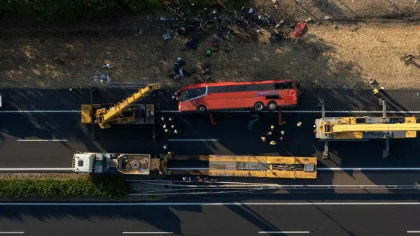 Accidente de autobús en Hungría deja 12 muertos y decenas de heridos Accidente de autobús en Hungría deja 12 muertos y decenas de heridos