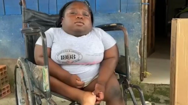 Solidaridad en Chocó: estudiante recibe silla de ruedas tras terremoto en Colombia Solidaridad en Chocó: estudiante recibe silla de ruedas tras terremoto en Colombia