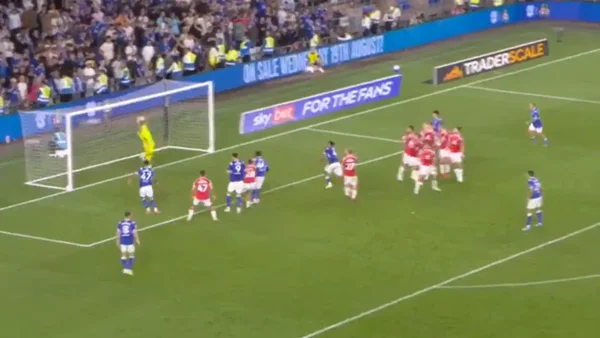 El agónico golazo de tiro libre que desató la locura en la Championship y da la vuelta al mundo El agónico golazo de tiro libre que desató la locura en la Championship y da la vuelta al mundo