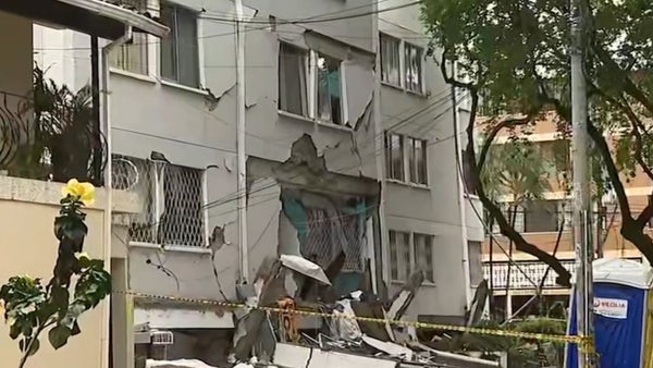 Continúan las labores de búsqueda y remoción de escombros en el barrio Capri de Cali tras terremoto Continúan las labores de búsqueda y remoción de escombros en el barrio Capri de Cali tras terremoto