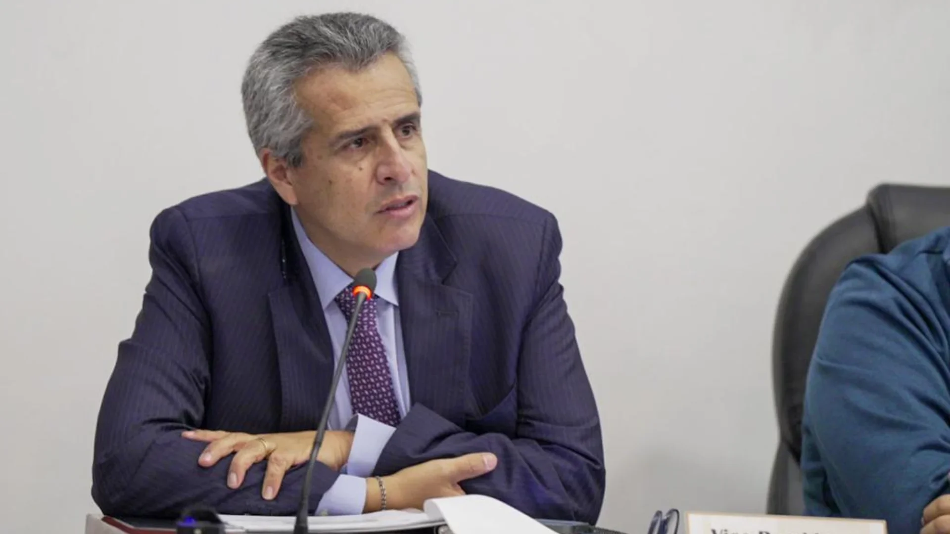 Exministro Luis Fernando Velasco se entregó a las autoridades: tenía orden de captura