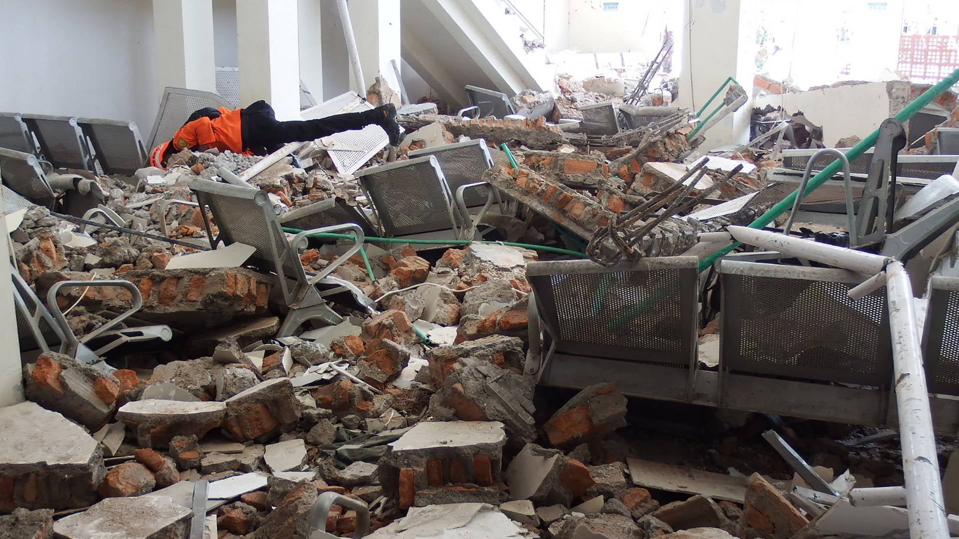 Mujer sobrevivio a terremoto en Indonesia
