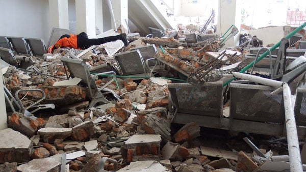 ¡Un milagro! Mujer de 84 años sobrevivió tres días sepultada tras el terremoto en Indonesia