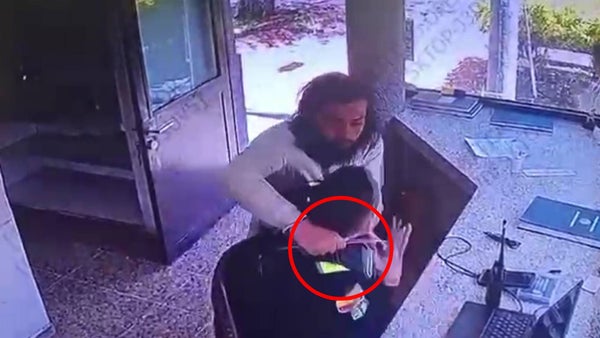 VIDEO | Cámara registró el momento en el que un hombre ingresó a un CAI y trató de degollar a un uniformado en Bogotá