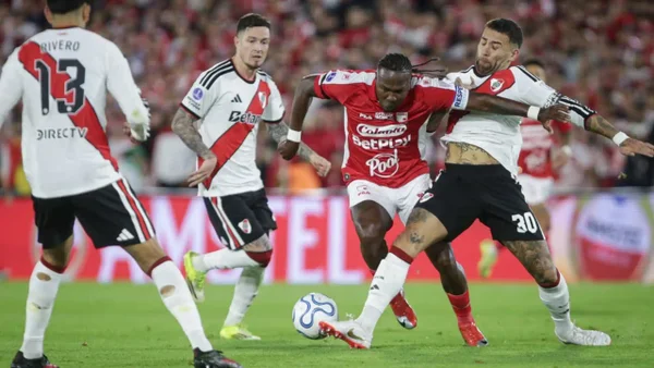Santa Fe y River no se sacaron diferencias en picante partido de ida en la Copa Sudamericana
