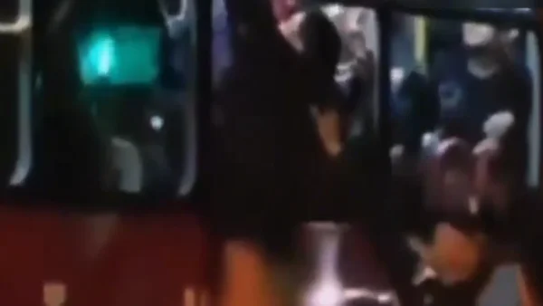 Intentó robar un celular en Transmilenio y terminó colgado de un articulado en la estación Quiroga Intentó robar un celular en Transmilenio y terminó colgado de un articulado en la estación Quiroga