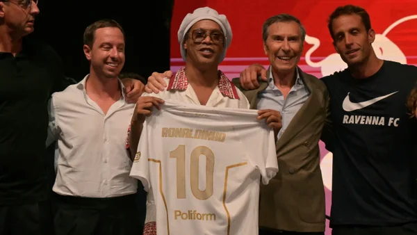 Ronaldinho regresa al fútbol a los 46 años: jugará en la tercera división de Italia Ronaldinho regresa al fútbol a los 46 años: jugará en la tercera división de Italia