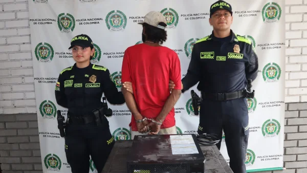 Capturan en Cali a hombre señalado de robar componentes del sistema de semáforos Capturan en Cali a hombre señalado de robar componentes del sistema de semáforos