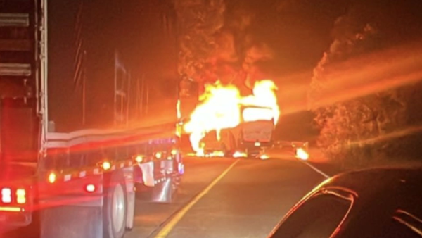 Hombres armados quemaron un bus en el oriente de Antioquia: ofrecen 200 millones por los responsables Hombres armados quemaron un bus en el oriente de Antioquia: ofrecen 200 millones por los responsables