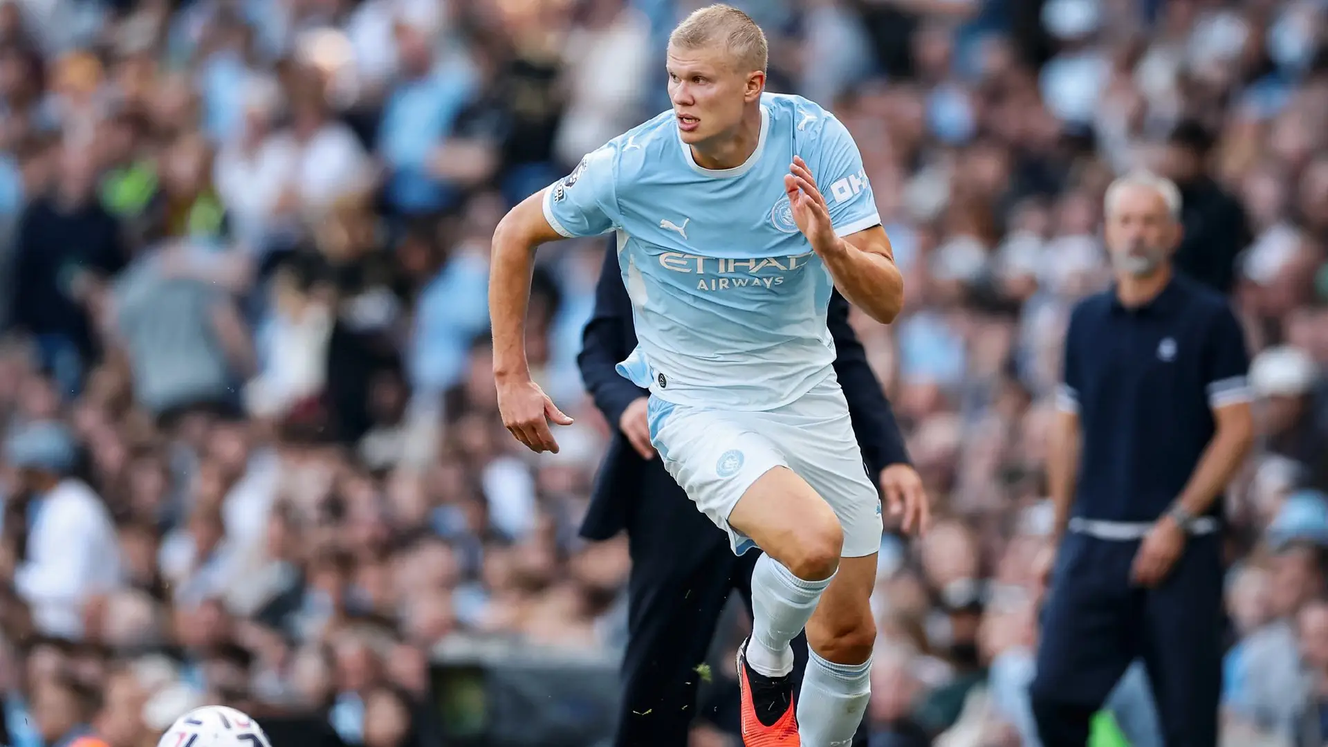 Erling Haaland se corta el pelo.