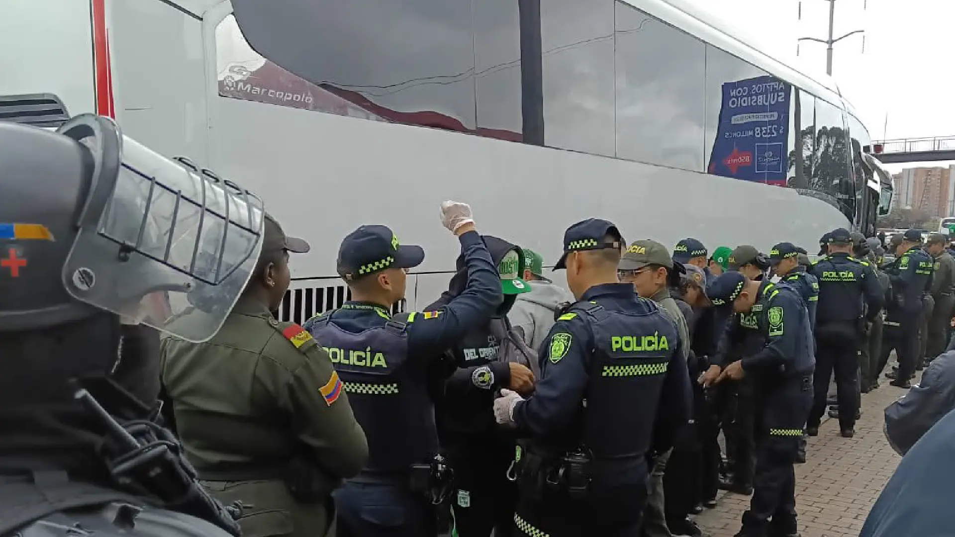 Incautan cuchillos y machetes a hinchas previo a Fortaleza Nacional.