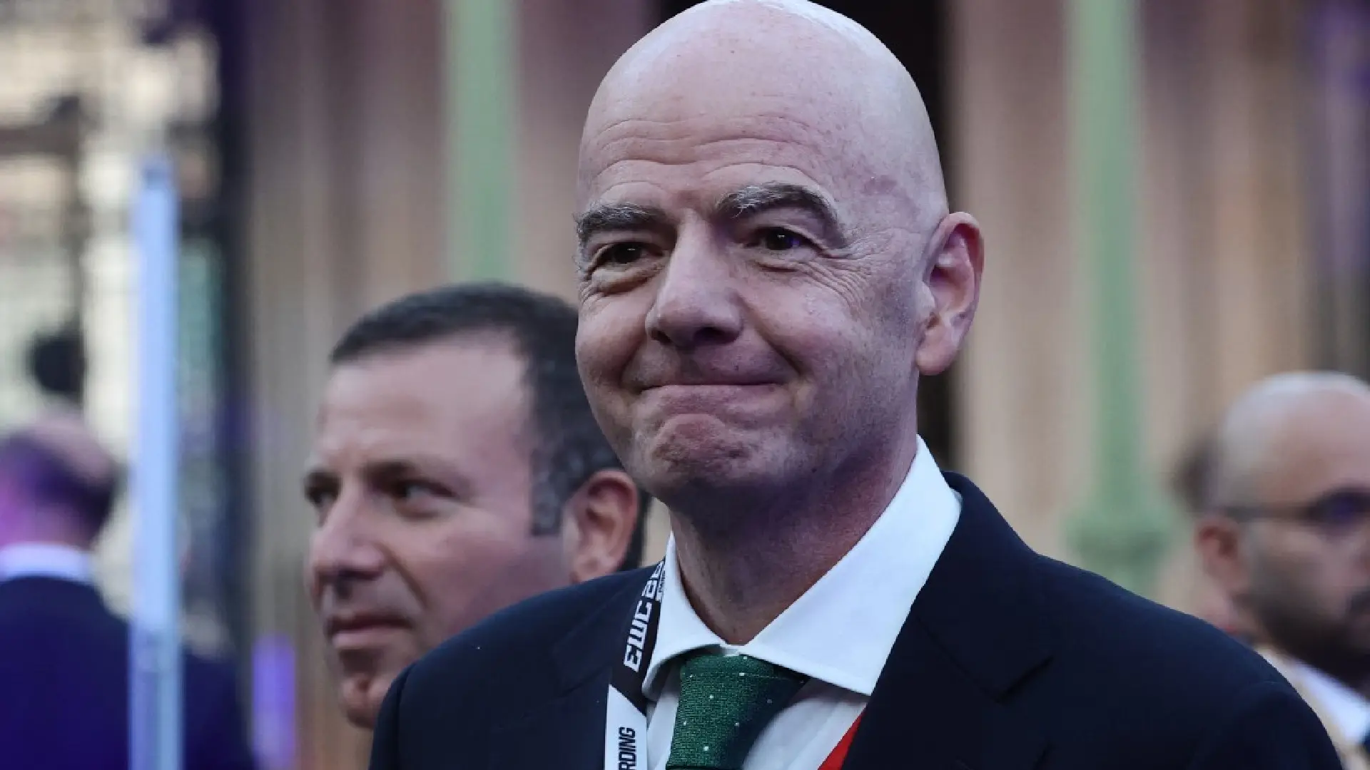 Leyendas del fútbol exigen salida de Infantino