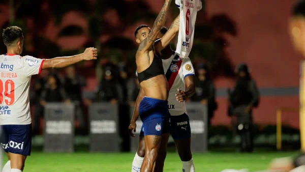 Polémica en Brasil: jugador intentó romper la camiseta de su rival por mostrarla a sus hinchas
