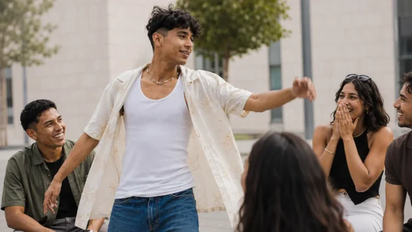 “Farmear aura”: psicóloga explica qué revela esta tendencia sobre los jóvenes “Farmear aura”: psicóloga explica qué revela esta tendencia sobre los jóvenes