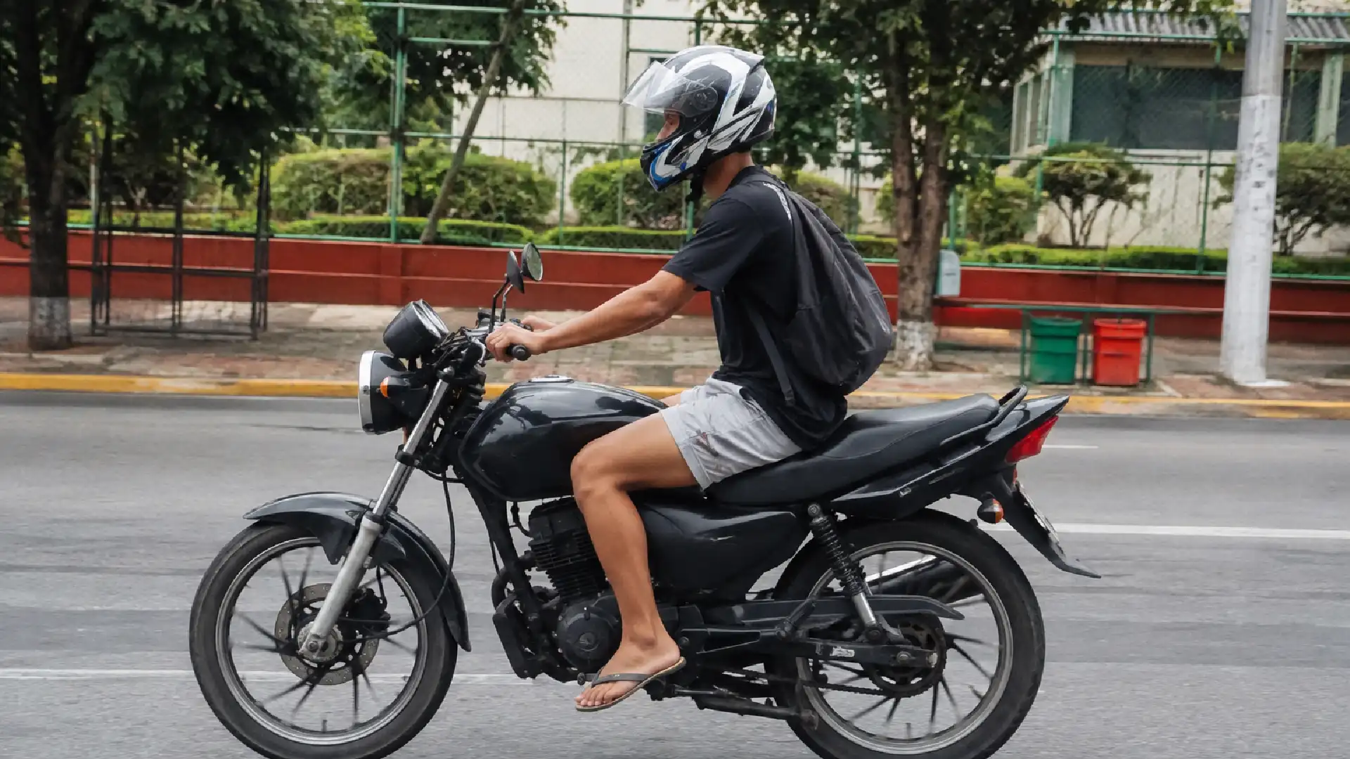 Este país prohibirá conducir moto en chancletas: multas comenzarán desde octubre