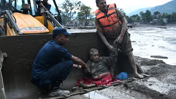 Impactante: rescatan con una retroexcavadora a una adulta mayor en Nepal Impactante: rescatan con una retroexcavadora a una adulta mayor en Nepal