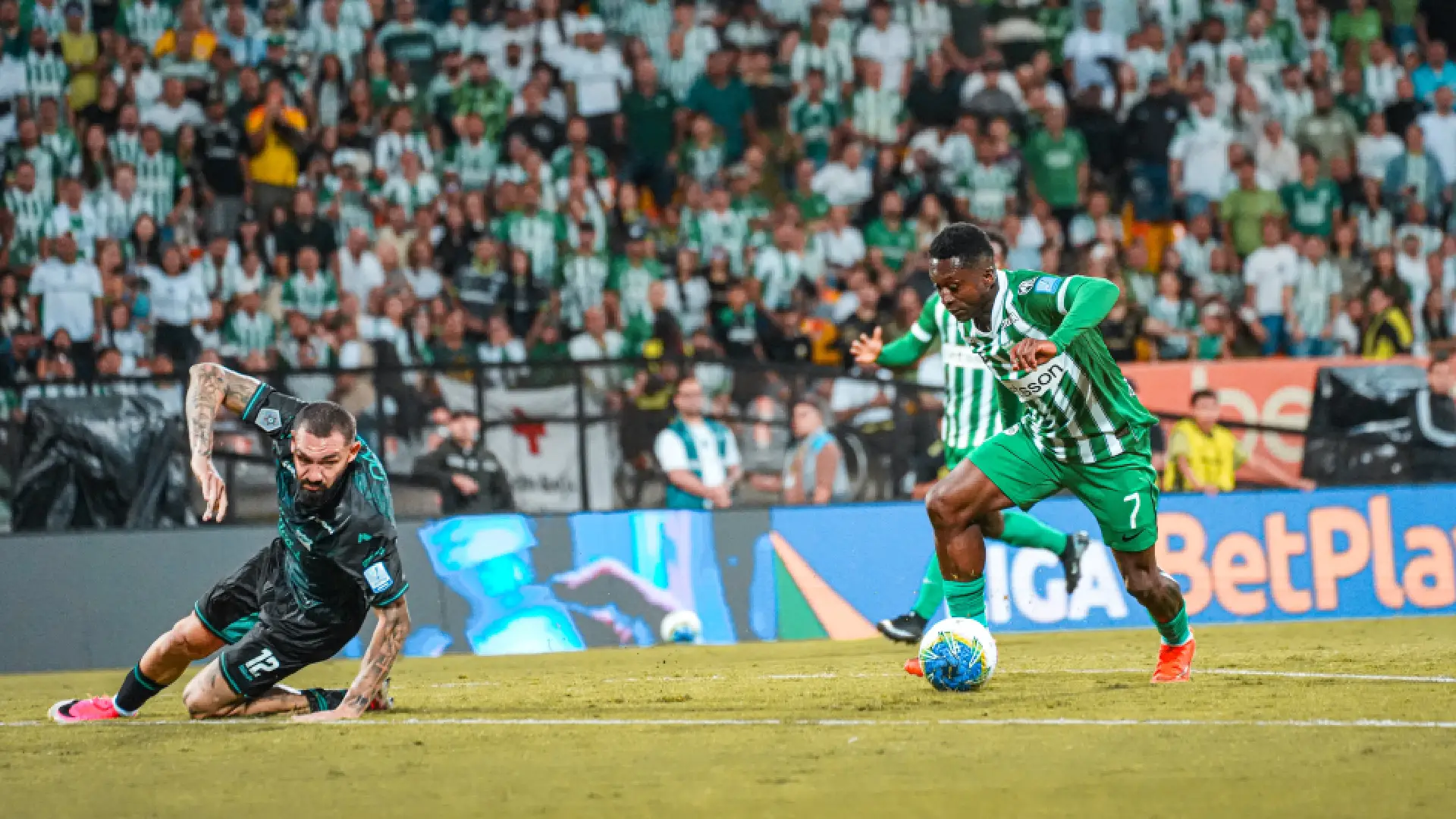 Nacional vence a Cali 2-1.