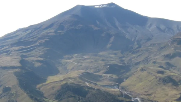 Volcán Puracé vuelve a emitir ceniza y los habitantes en los albergues se preocupan