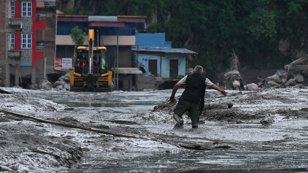 Un glaciar: la explicación de expertos sobre el desastre que deja 400 muertos y 1.400 desaparecidos en Nepal y China Un glaciar: la explicación de expertos sobre el desastre que deja 400 muertos y 1.400 desaparecidos en Nepal y China