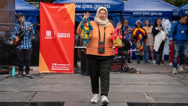 Vendedores informales desfilaron en el Fashion Day del Parque Santander