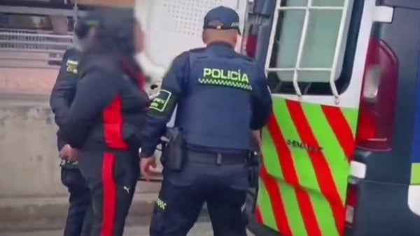 Mujer golpeó violentamente a vigilante que le reclamó por la evasión del pasaje de Transmilenio: fue capturada Mujer golpeó violentamente a vigilante que le reclamó por la evasión del pasaje de Transmilenio: fue capturada