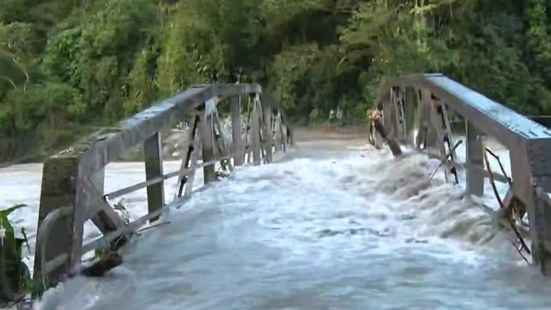Inminente crecida de dos ríos en Guayabetal está a punto de destruir un importante puente