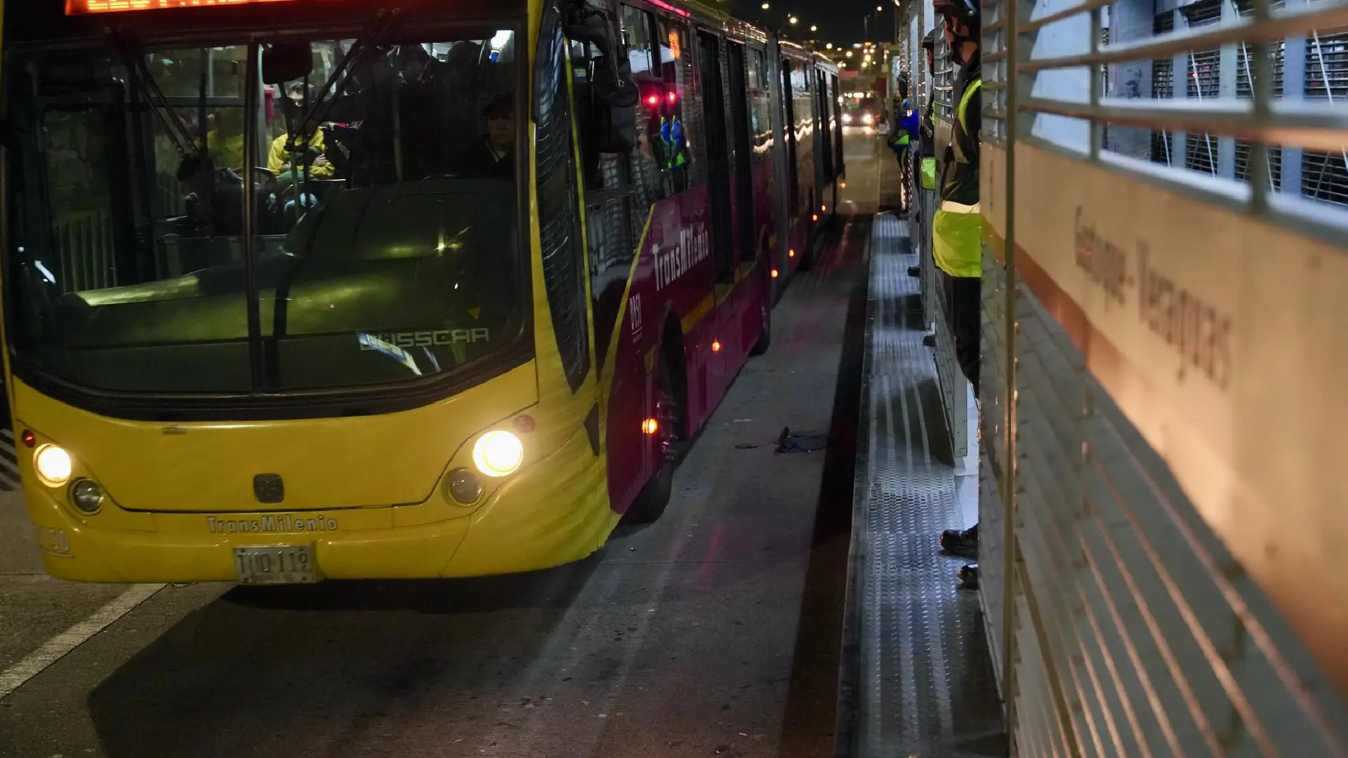 Video viral padres se cuelan a TransMilenio con sus hijos.