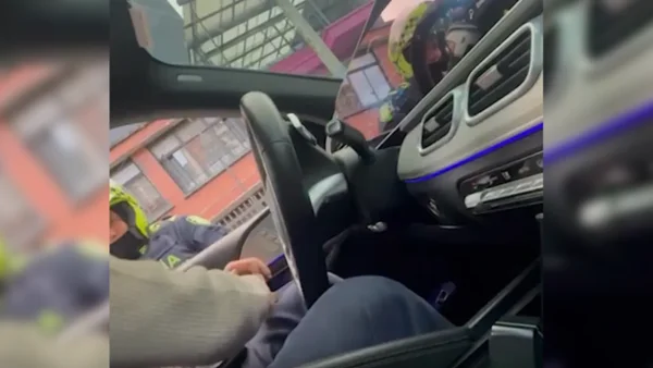 Conductor denunció que policías le pidieron dinero para no inmovilizar su carro en Bogotá Conductor denunció que policías le pidieron dinero para no inmovilizar su carro en Bogotá