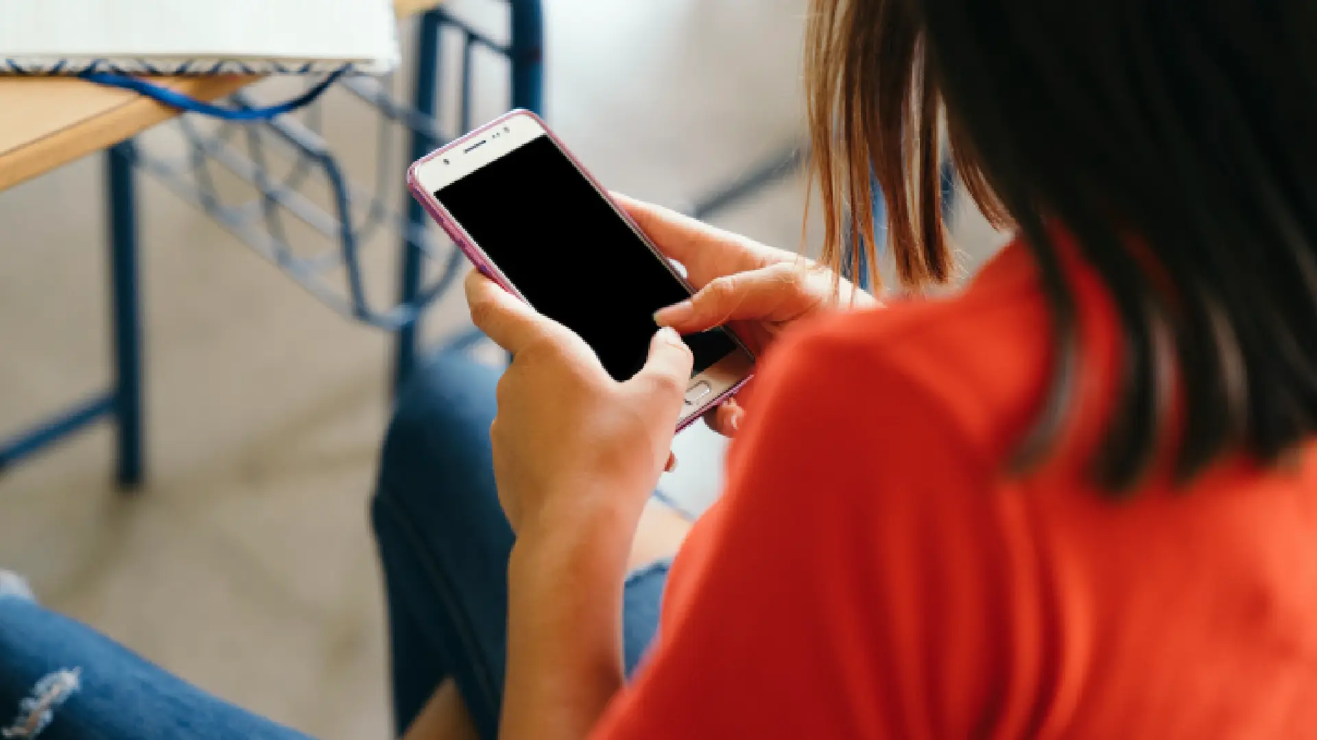 Proyecto para restringir uso de celulares en colegios de Bogotá.