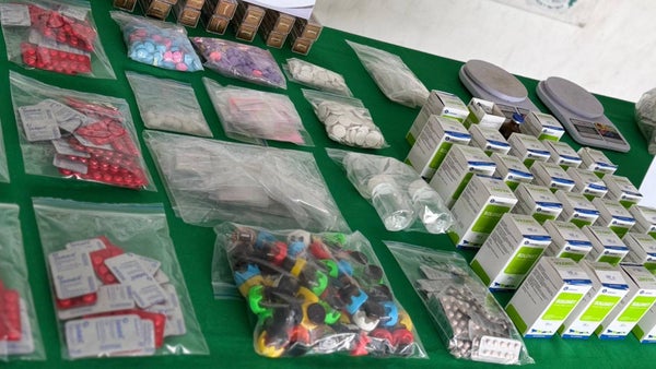 Taxi en Bogotá transportaba más de 26 kilogramos de morfina, ketamina e insumos para drogas: así lo descubrieron