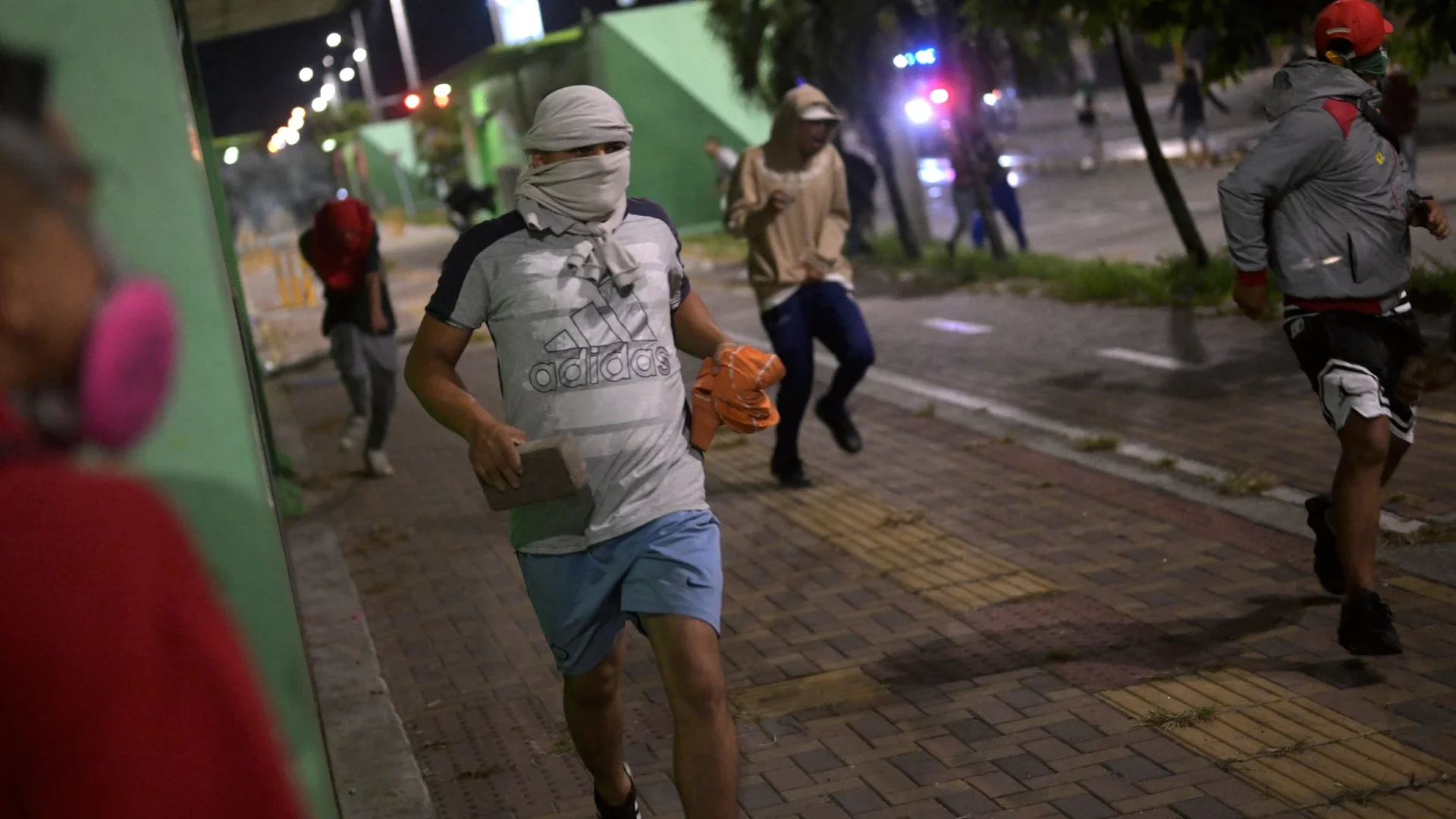 Penas de cárcel a encapuchados vándalos en protestas.