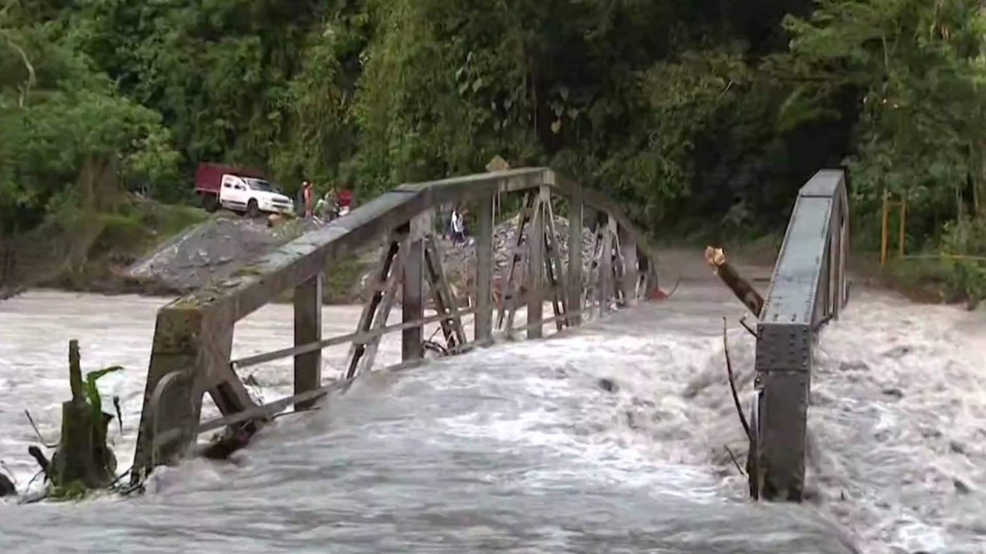 Puente colapsado en Guayabetal