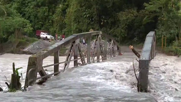 Puente en Guayabetal colapsó por las fuertes lluvias y dejó veredas aisladas: ¿qué solución plantearon?