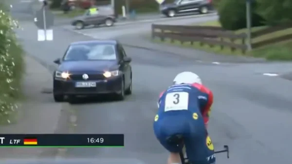 VIDEO | Carros invadieron una contrarreloj individual y casi arrollan a ciclistas VIDEO | Carros invadieron una contrarreloj individual y casi arrollan a ciclistas