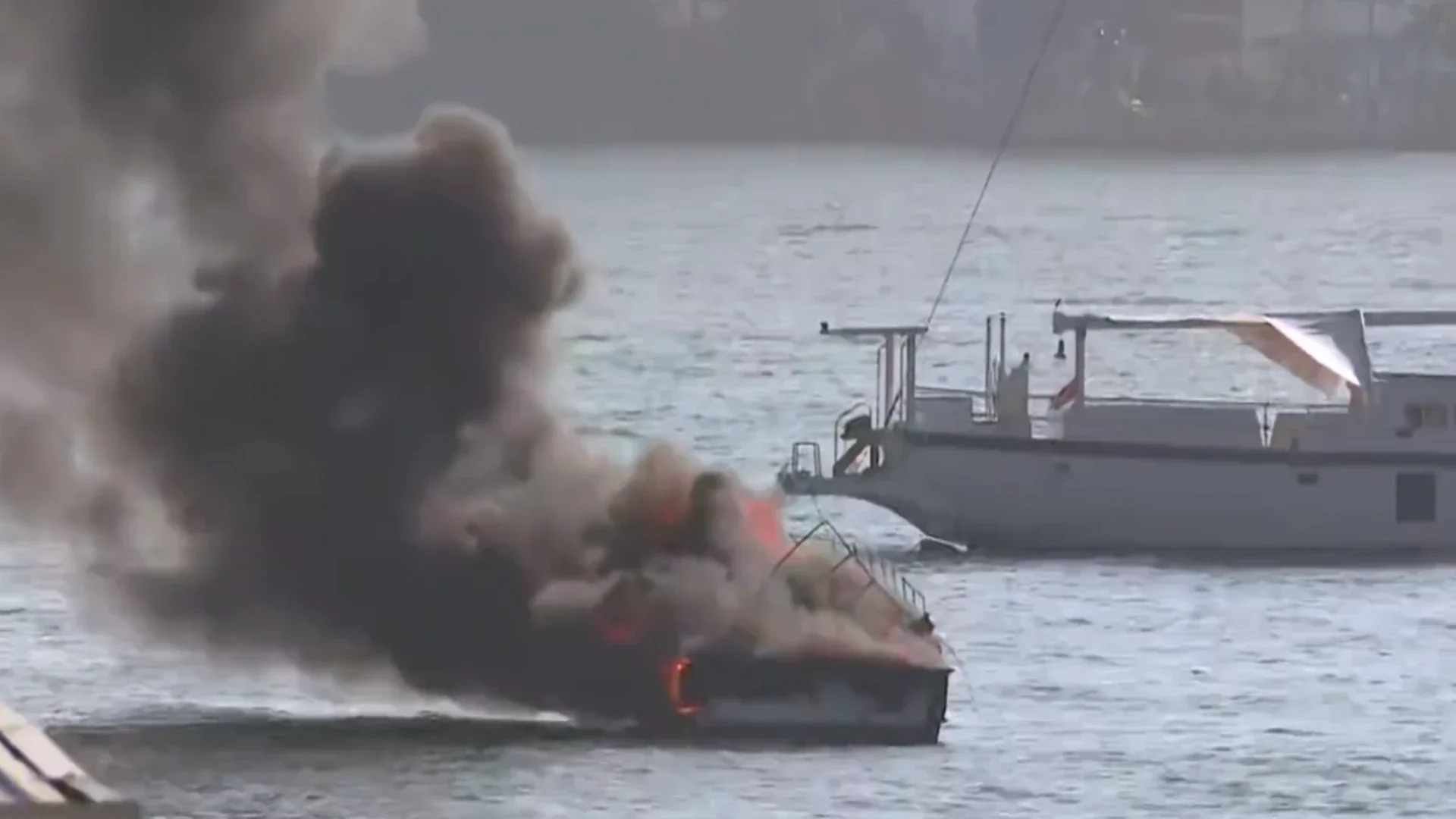 Incendio en yate en Cartagena hoy 4 de septiembre.