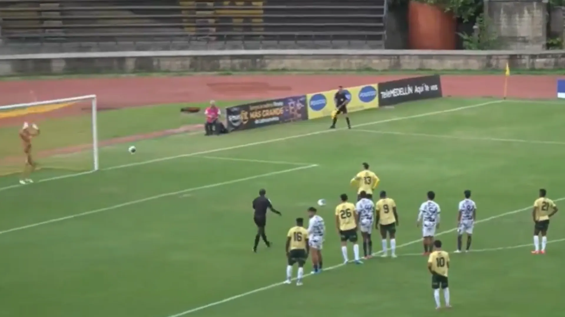 palo-cayo-sobre-arquero-antes-de-penalti-video