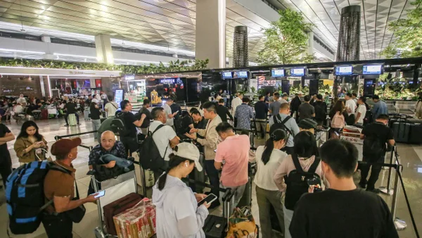 Erupción de volcán en Indonesia obliga a cerrar ocho aeropuertos: más de 150.000 pasajeros quedaron varados Erupción de volcán en Indonesia obliga a cerrar ocho aeropuertos: más de 150.000 pasajeros quedaron varados