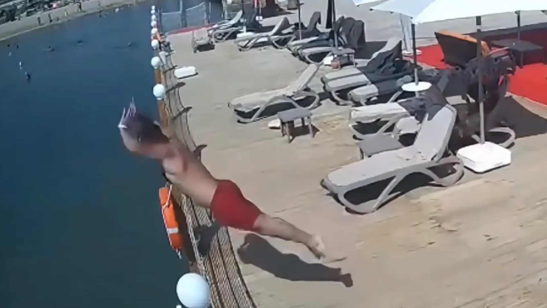 video-hombre-murio-mar-muelle-turquia