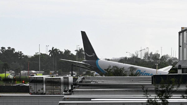 Cinco personas murieron tras el grave accidente del avión de carga en Miami Cinco personas murieron tras el grave accidente del avión de carga en Miami
