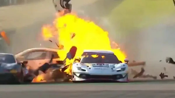 Imágenes sensibles: piloto rescata a su rival entre las llamas tras brutal accidente en pista