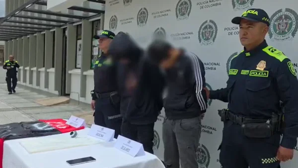 Capturan a dos hombres que intentaban incendiar una cabaña y tenían banderas del ELN