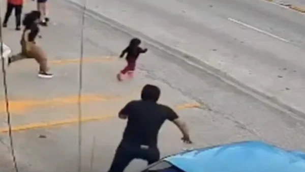 Video: hombre salvó a una menor de edad de ser arrollada por un carro en México
