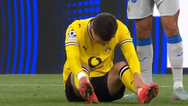 Jugador del Borussia Dortmund sufrió colapso en pleno partido de Champions League: esto pasó Jugador del Borussia Dortmund sufrió colapso en pleno partido de Champions League: esto pasó