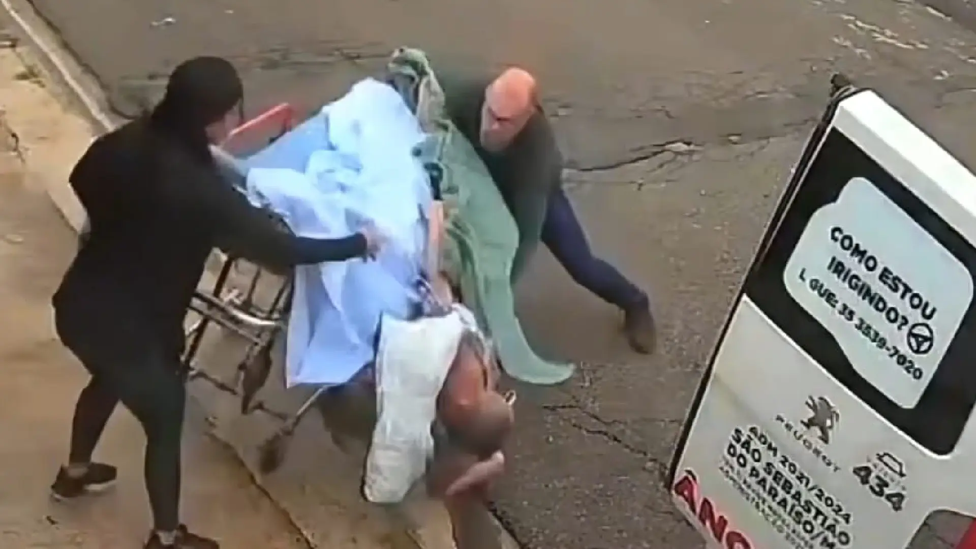 Hombre de la tercera edad cae desde una camilla.