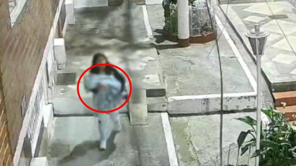 Video captó el abandono de un bebé de un año frente a una vivienda en Bogotá: lo dejaron con una maleta de juguetes Video captó el abandono de un bebé de un año frente a una vivienda en Bogotá: lo dejaron con una maleta de juguetes